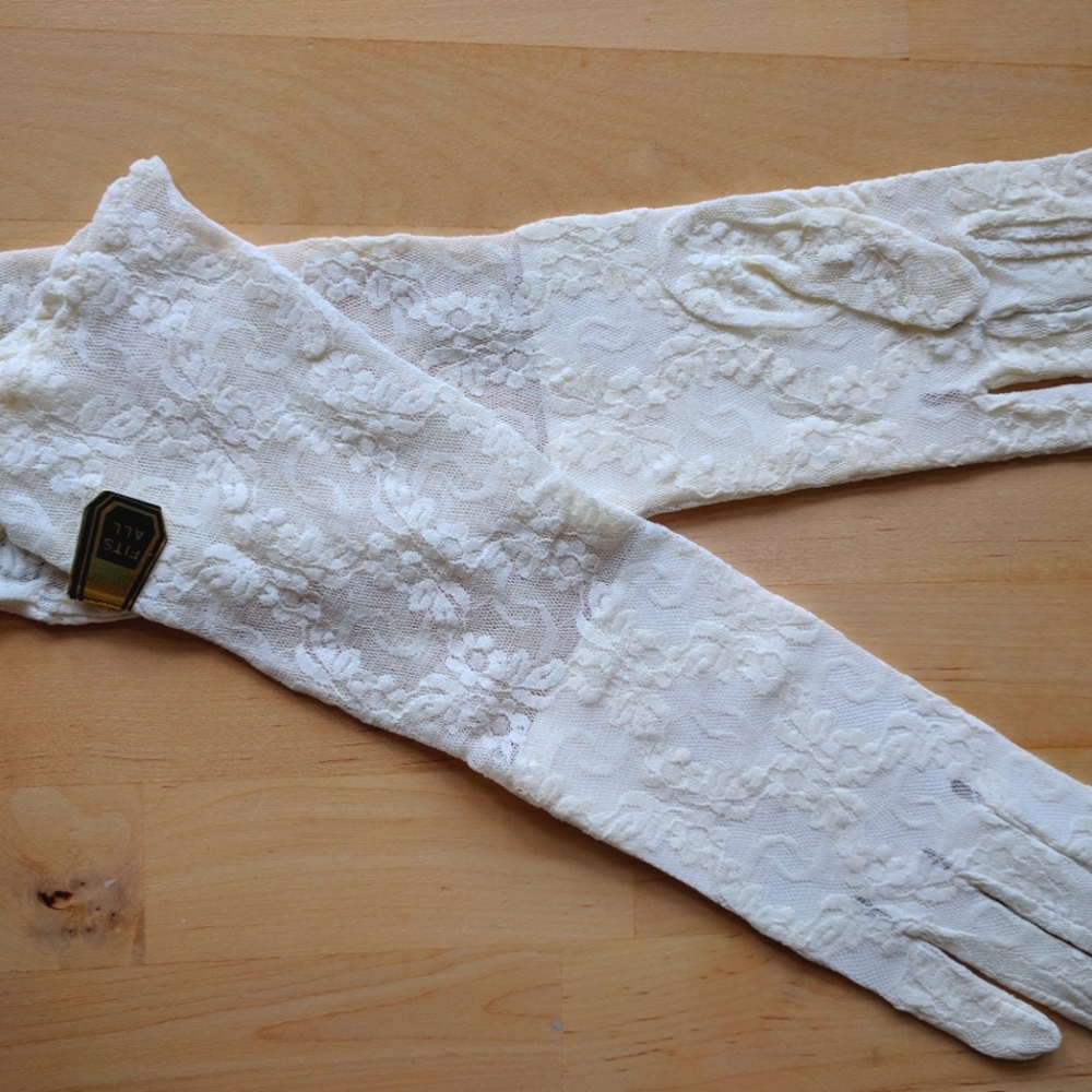 Lace gloves in ivory NEW